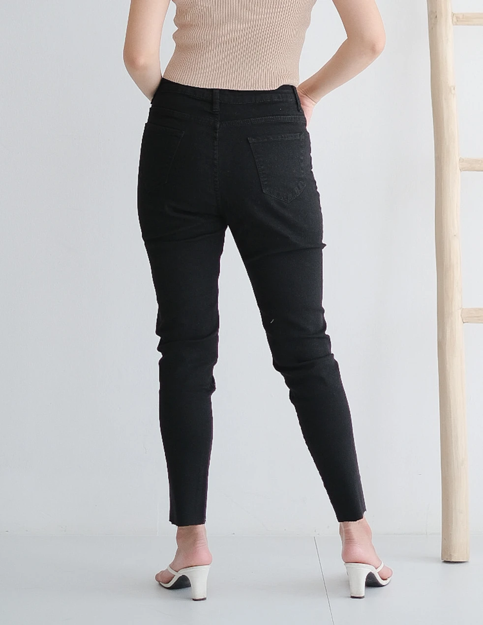 Jeans Emma Jeans - Hitam 4 ~item/2023/3/28/emma_jeans_4